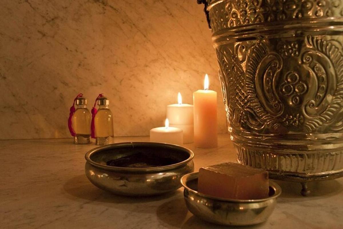 borð með vasa og kertum og kertastjaka