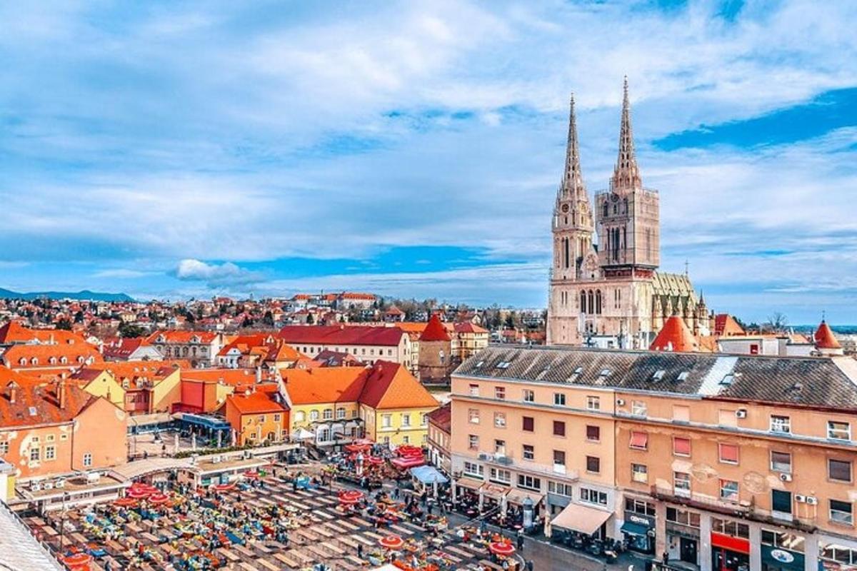Letecký pohled na město s katedrálou
