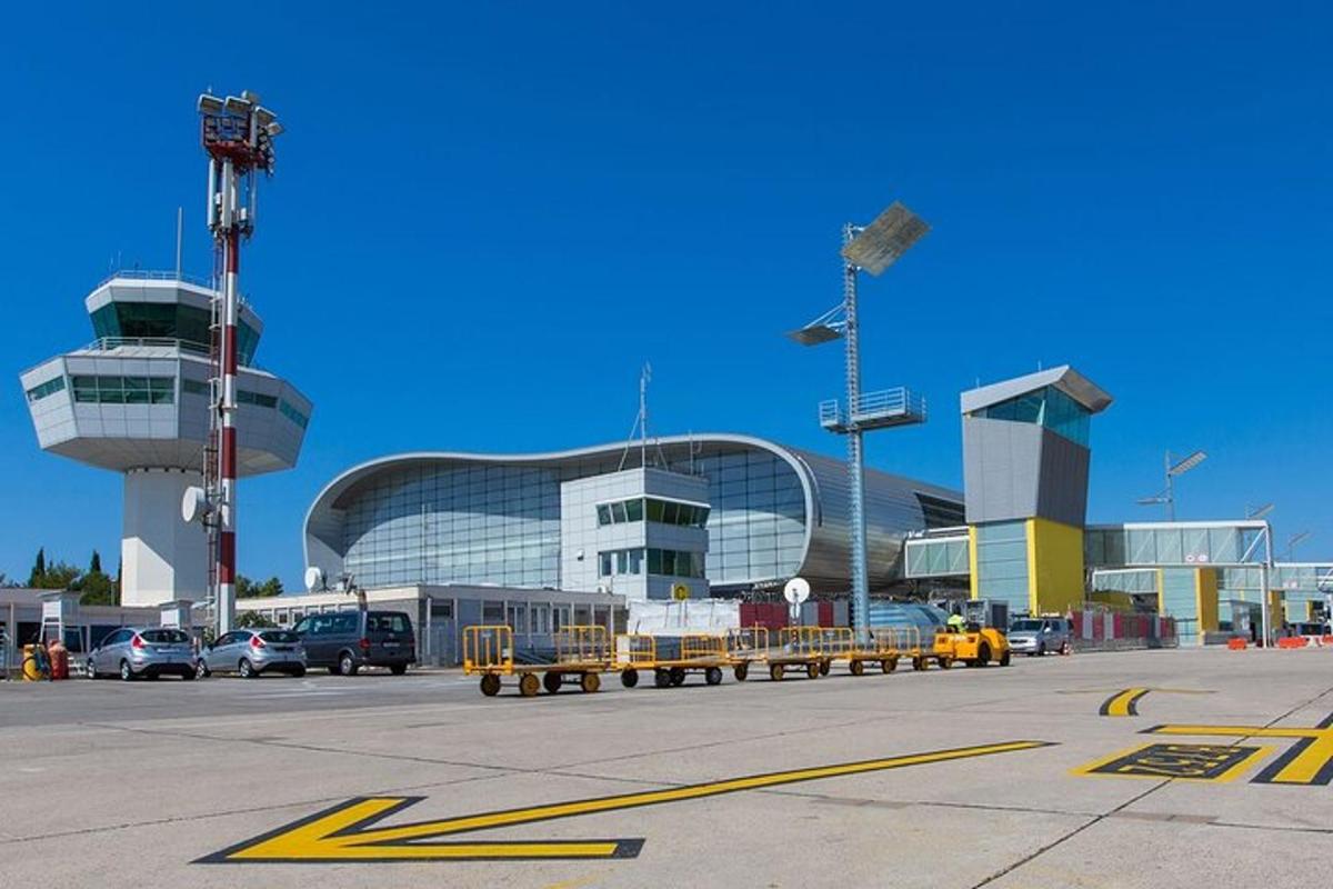 ένα πάρκινγκ μπροστά από ένα μεγάλο κτίριο