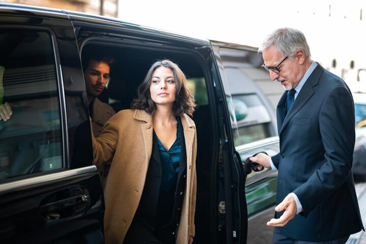 Un hombre y una mujer saliendo de un coche