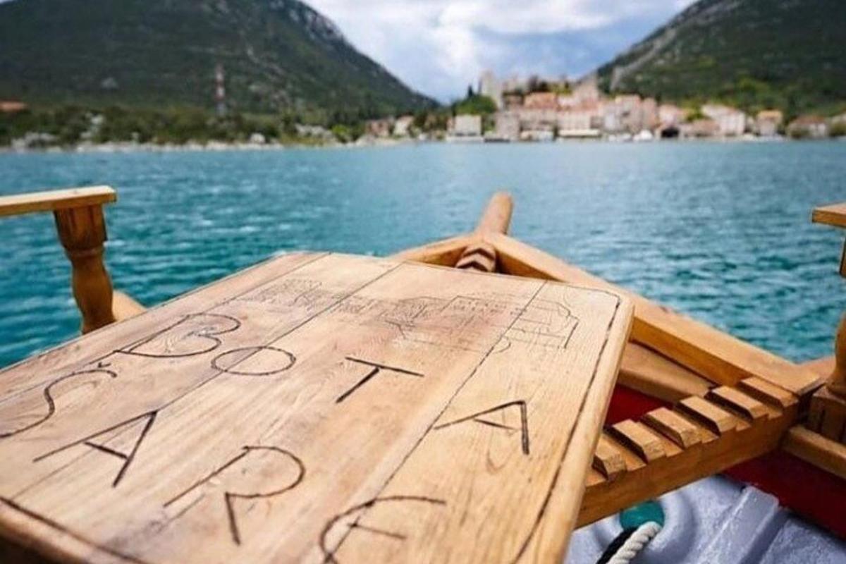 un tavolo di legno sul retro di una barca su un lago