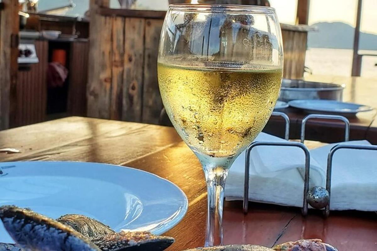 un bicchiere di vino appoggiato su un tavolo