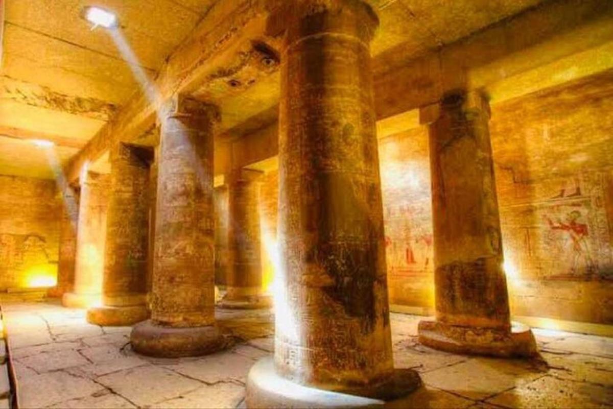 un vecchio edificio con colonne e dipinti alle pareti
