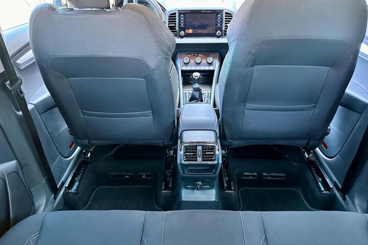 uma vista da parte traseira de um carro com os bancos traseiros