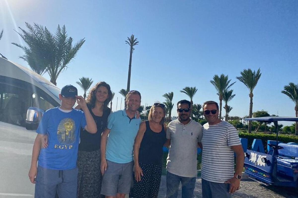 grupp inimesi poseerib bussi ees pildi jaoks