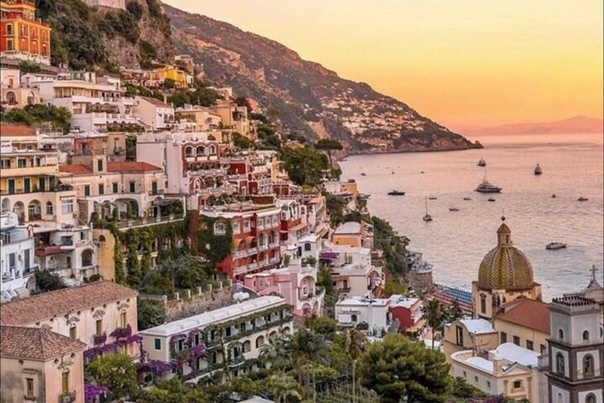 μια ομάδα κτιρίων σε έναν λόφο δίπλα στον ωκεανό