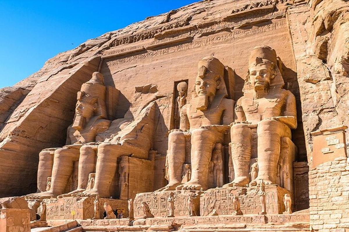 un grande edificio con statue sul lato di una scogliera