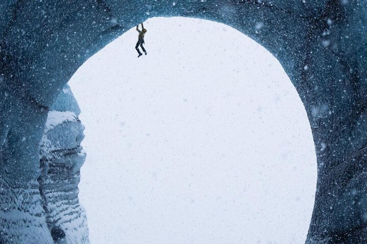 un uomo è in piedi in cima a un tunnel di neve