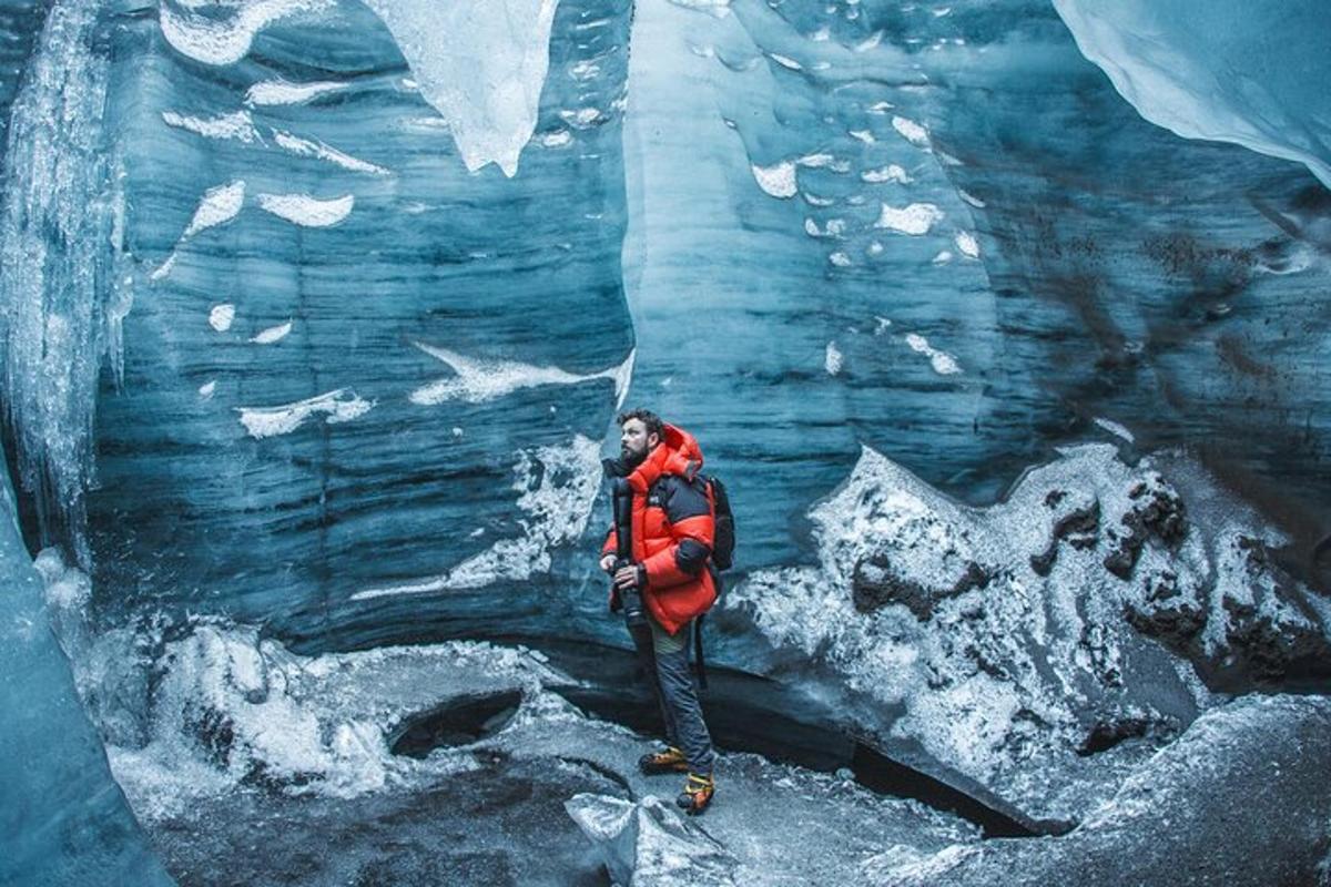 una persona in piedi di fronte a un finto iceberg