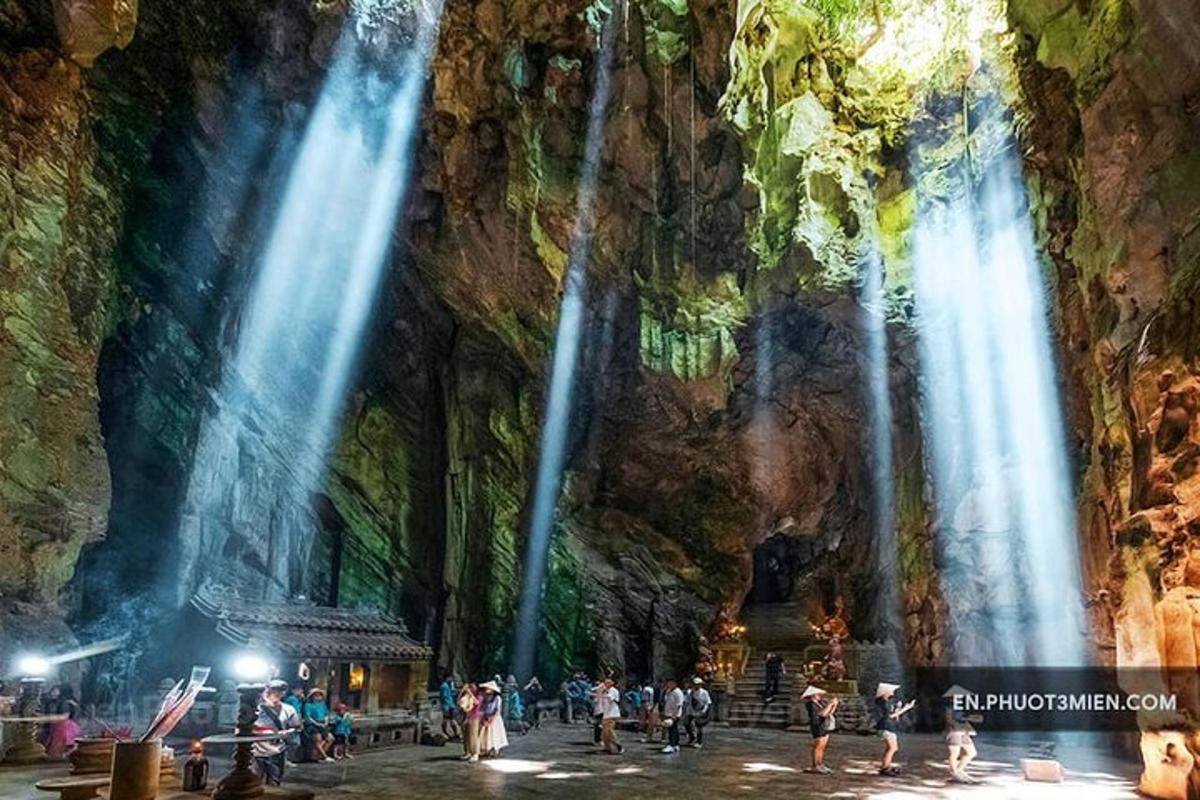 un dipinto di persone in piedi davanti a una cascata
