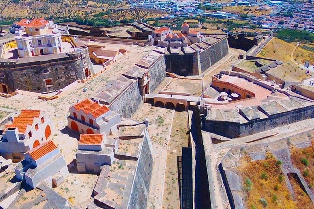 zračni pogled na staro mesto z zgradbami