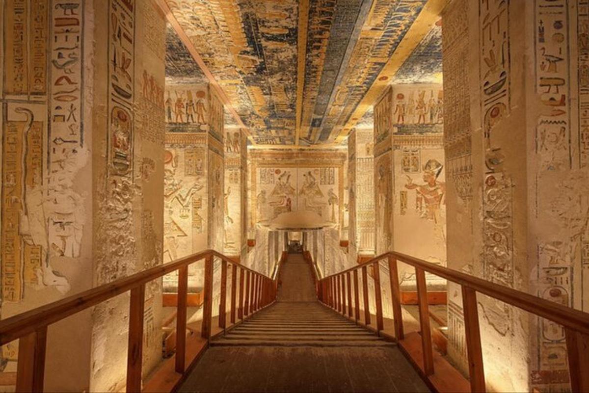 壁に絵が描かれた古代の建物の廊下