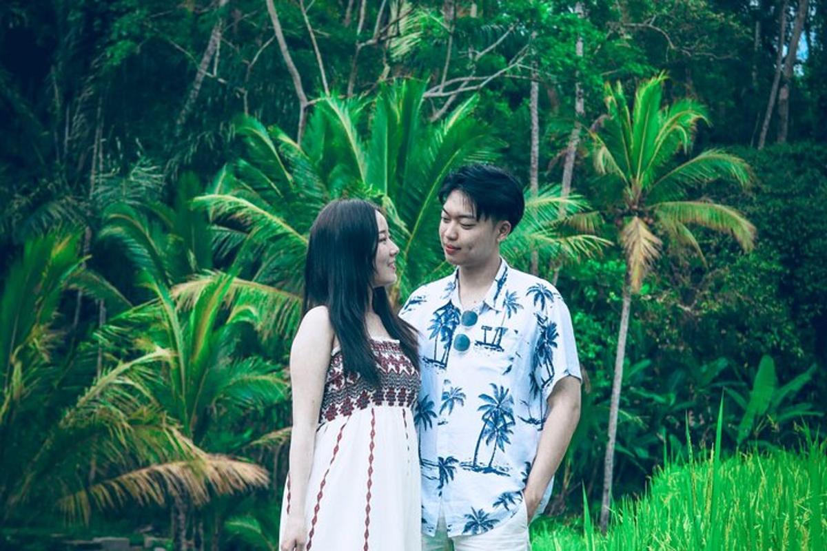 một người đàn ông và một người phụ nữ đứng cạnh nhau