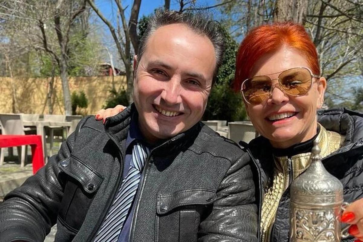 muž a žena pózují pro fotografii