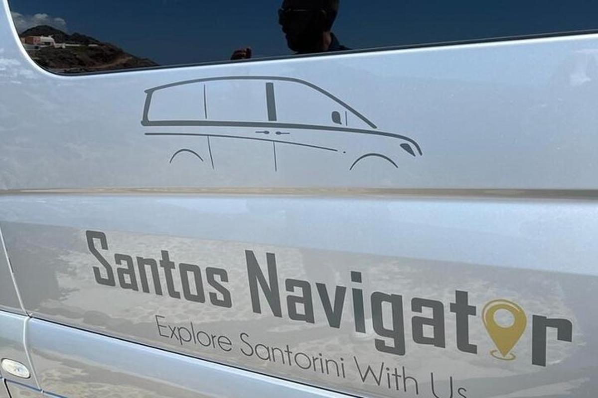 mobil dengan tanda di sampingnya