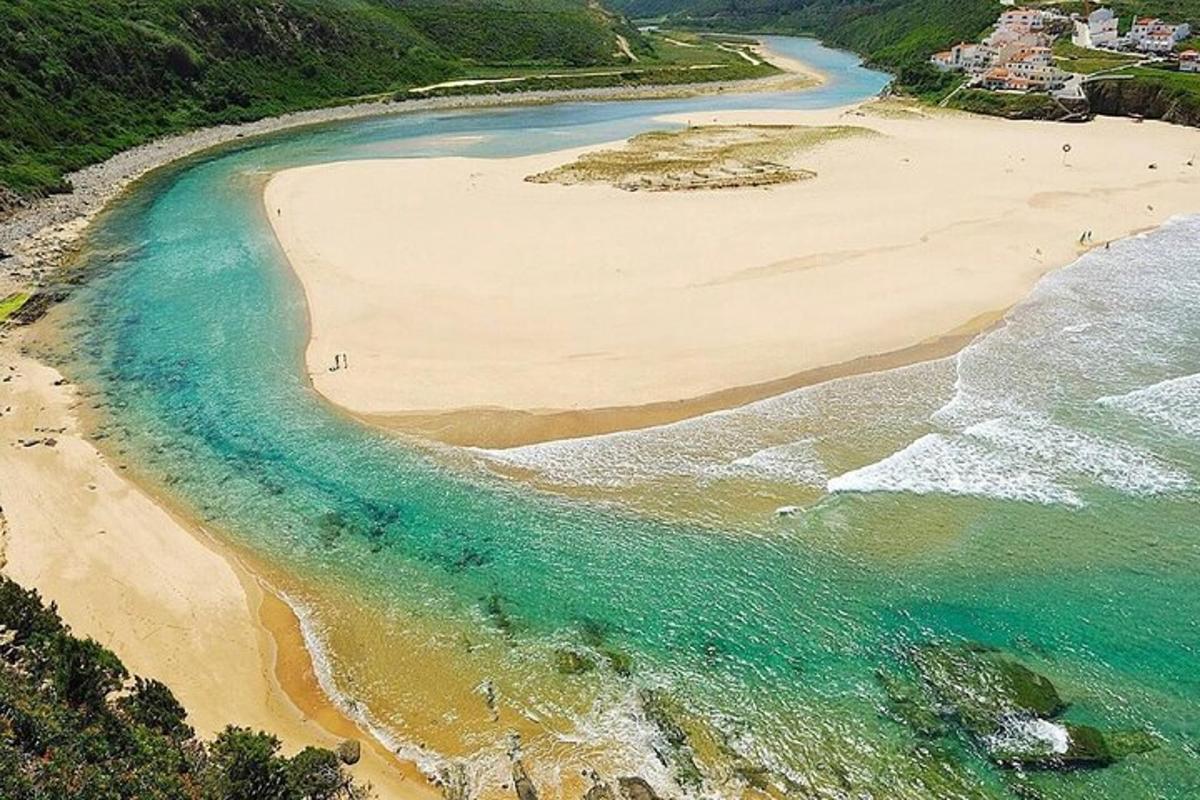 pemandangan udara pantai di sebelah lautan