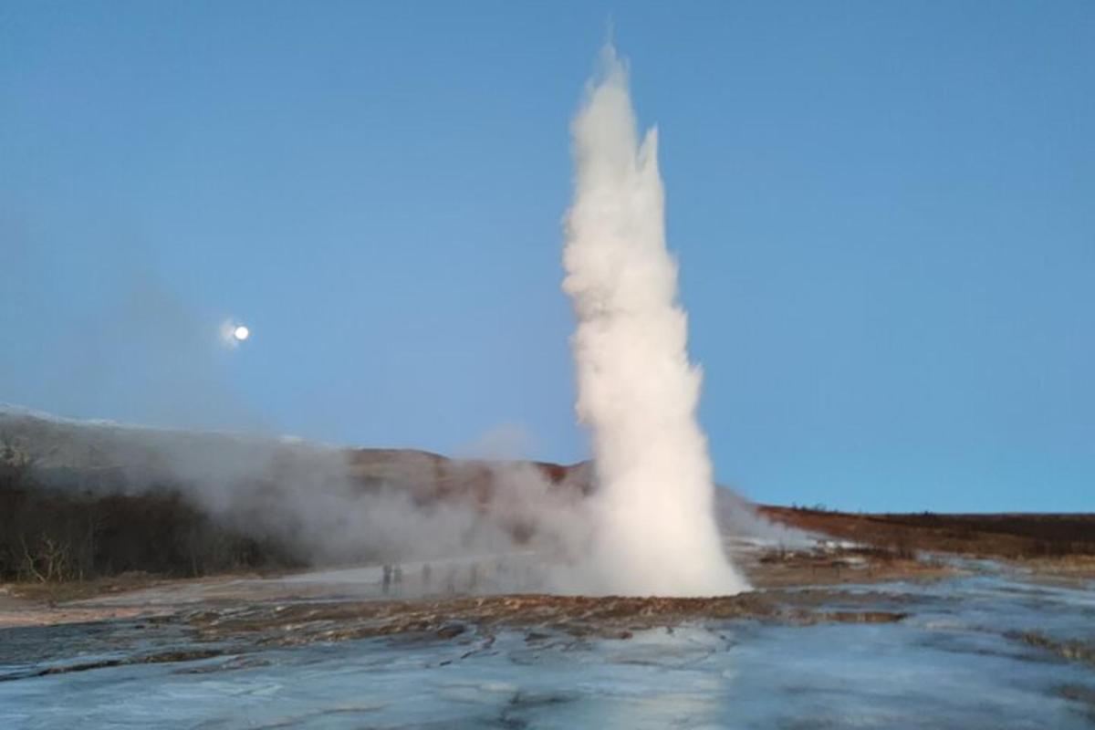 erupce gejzíru s vodní hladinou