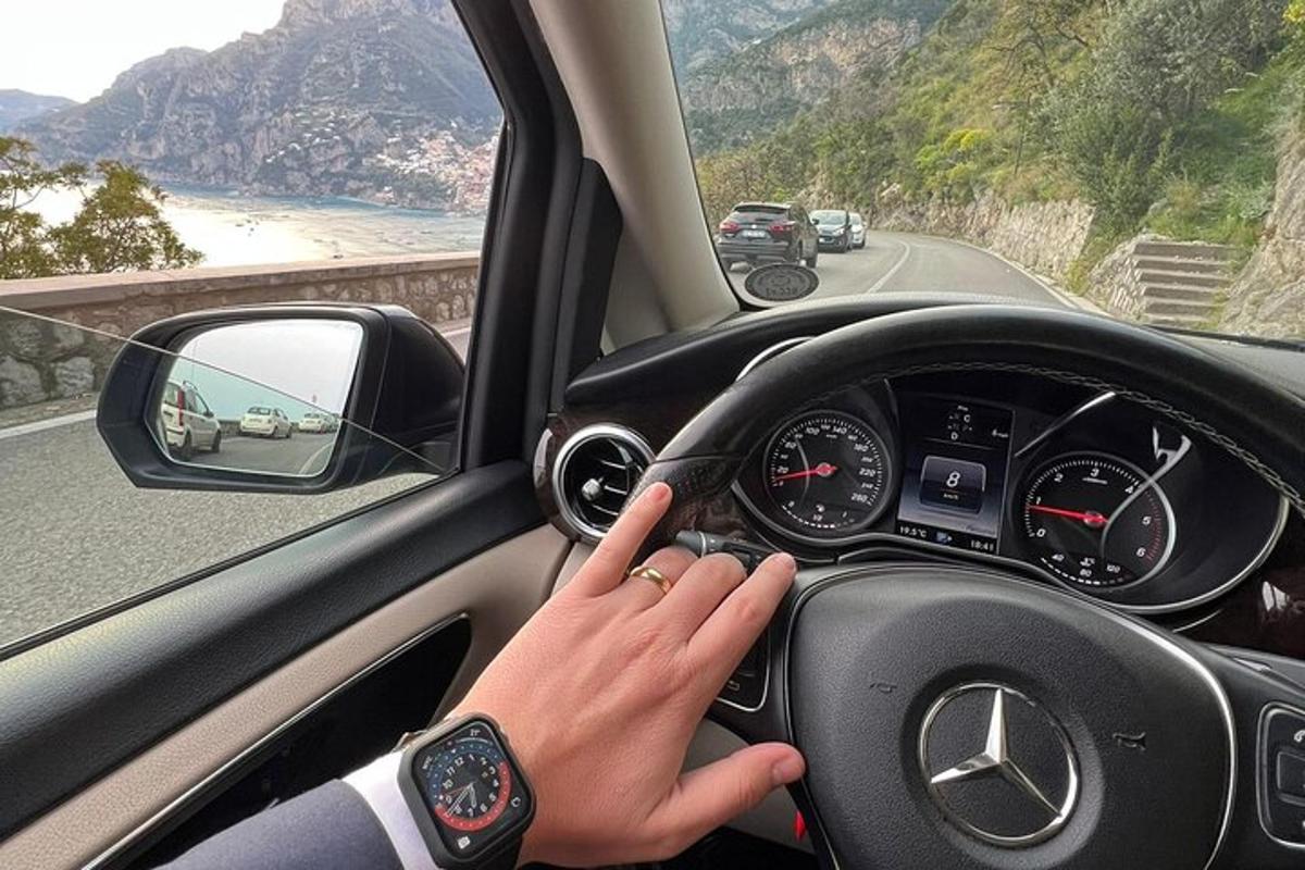 một người phụ nữ lái xe trên đường