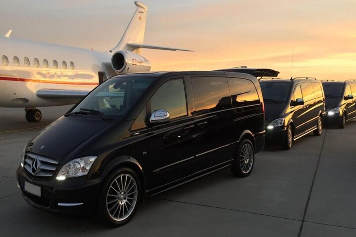 en gruppe varevogne parkeret ved siden af et fly