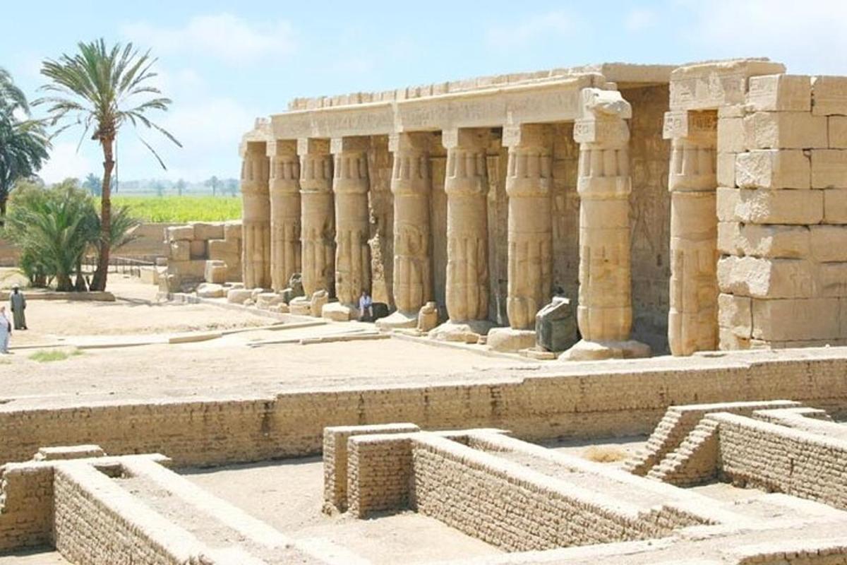 una vista di un edificio con colonne