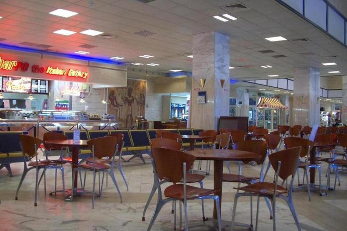 ruang makan dengan meja dan kerusi di restoran