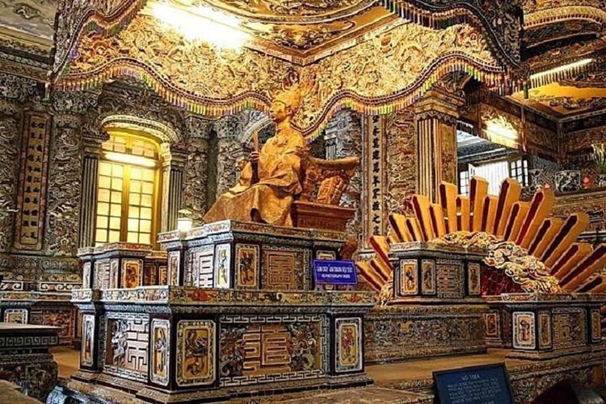 một căn phòng lớn có một bức tượng trong một tòa nhà