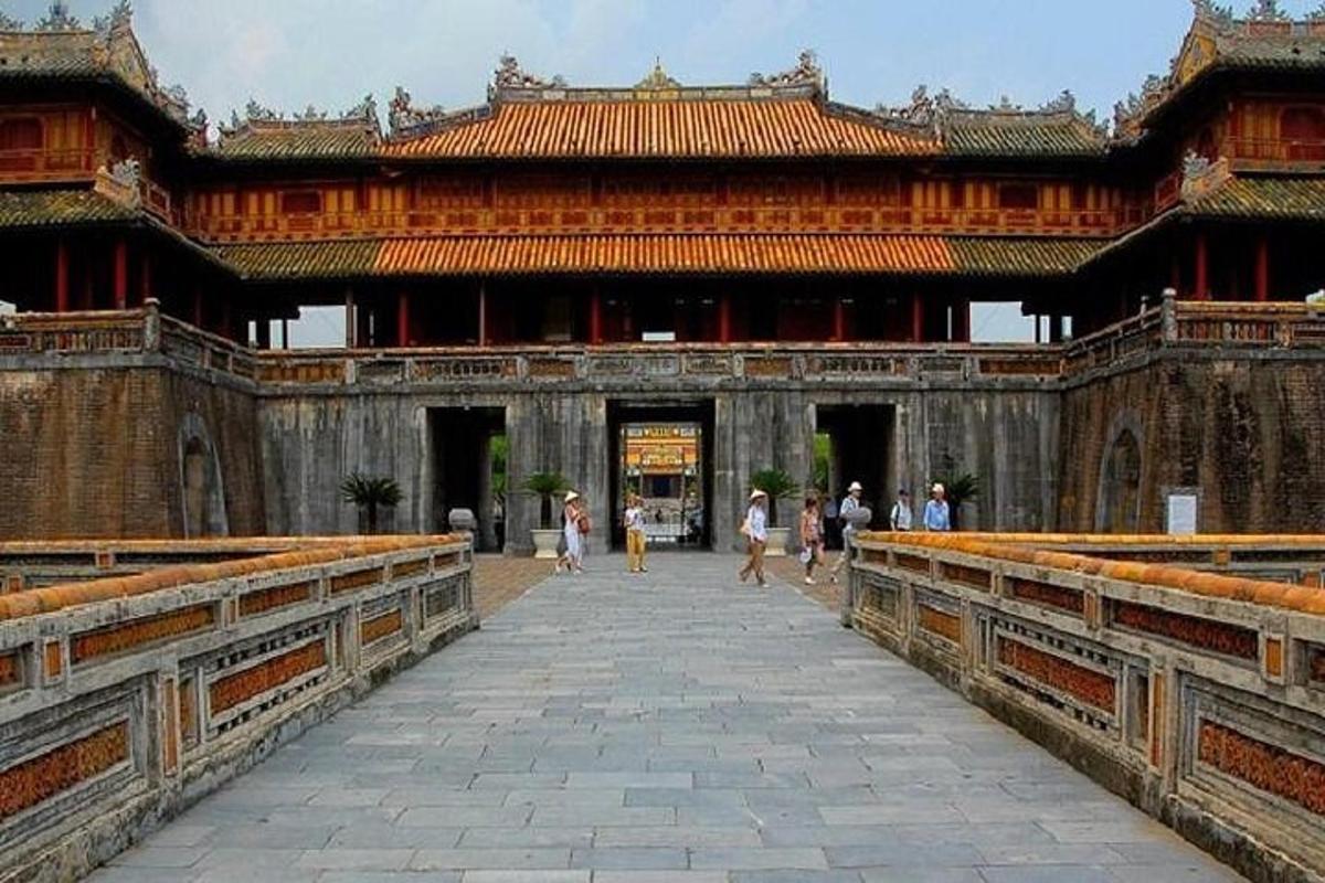 một tòa nhà lớn với những người đang đi bộ qua cầu