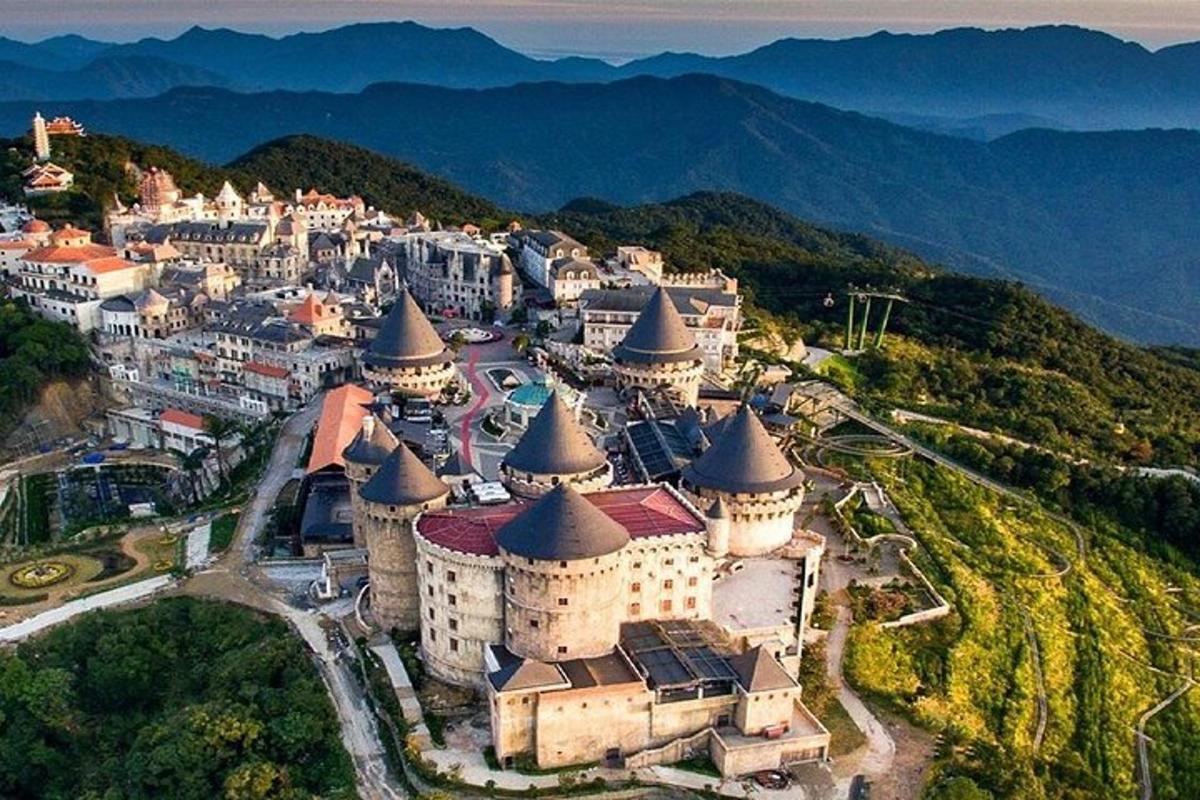 letecký pohľad na hrad s horami v pozadí