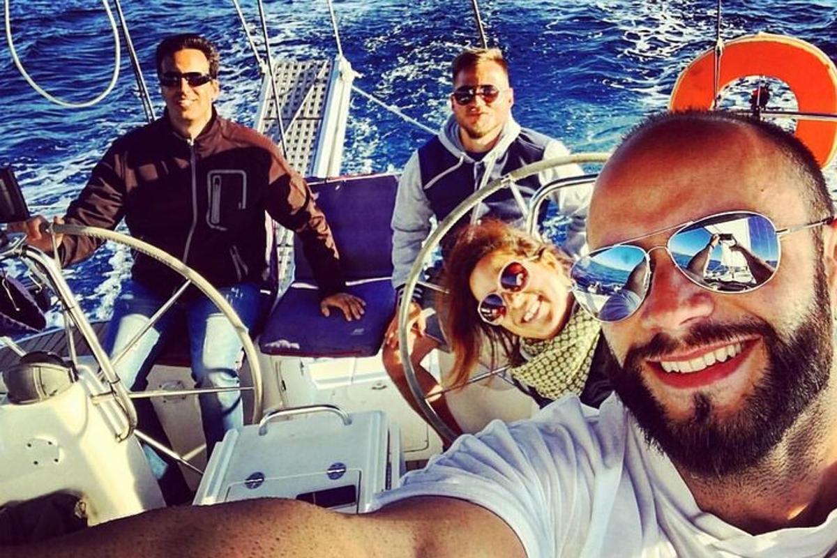 un gruppo di persone su una barca in acqua