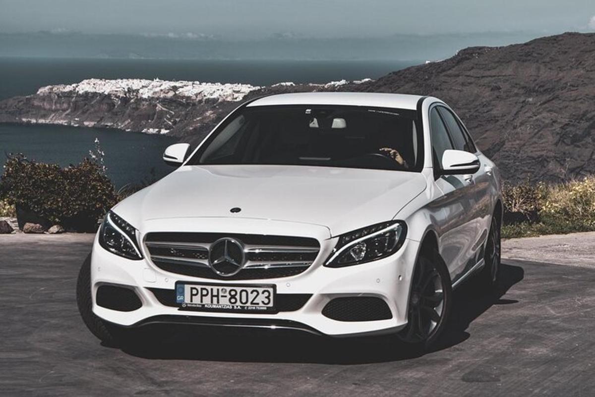 bílé auto zaparkované na silnici poblíž oceánu