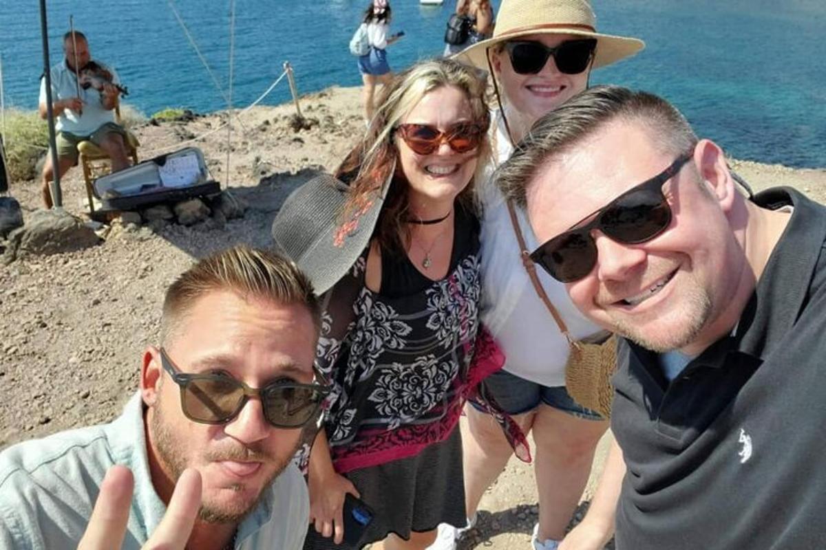 eine Gruppe von Menschen posiert für ein Foto am Strand