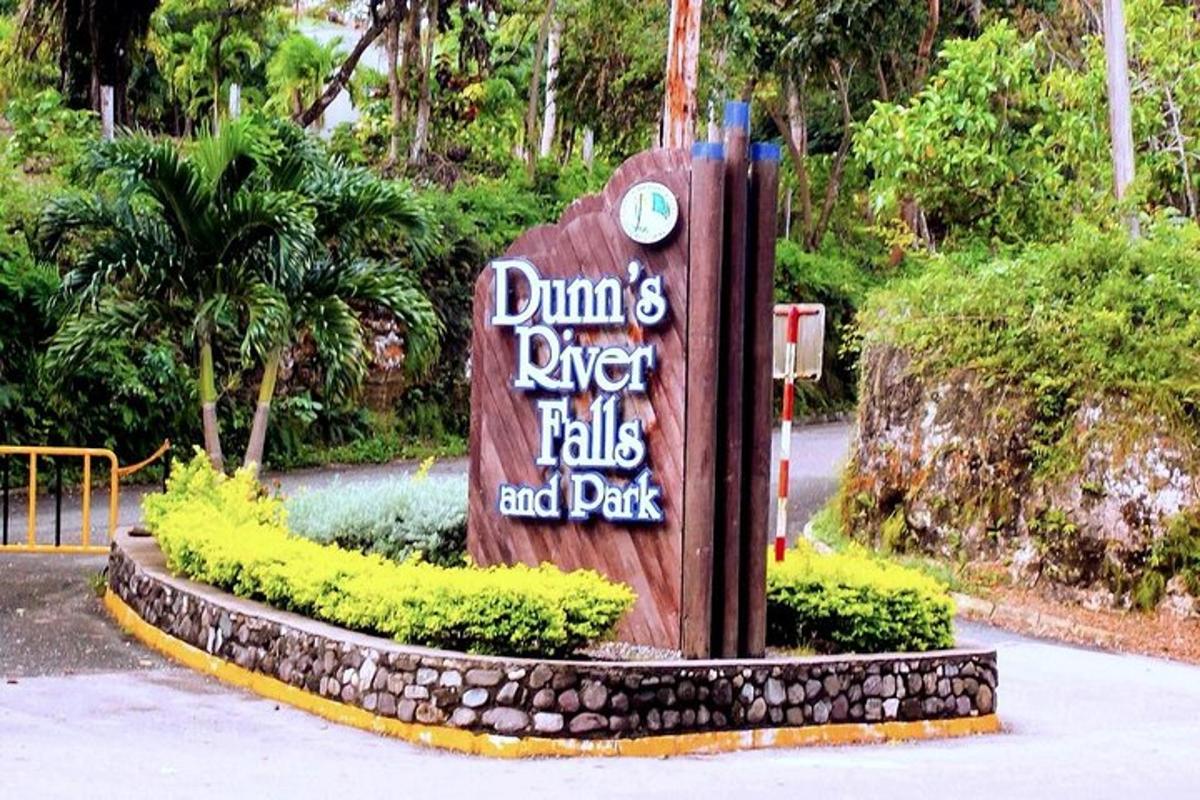 uma placa para uma cachoeira e parque do rio Dummins