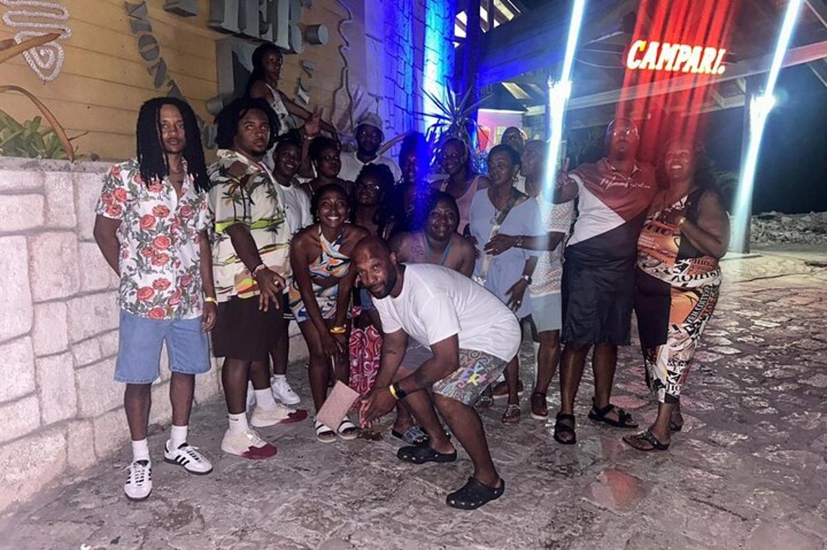 en gruppe mennesker poserer til et billede til en fest