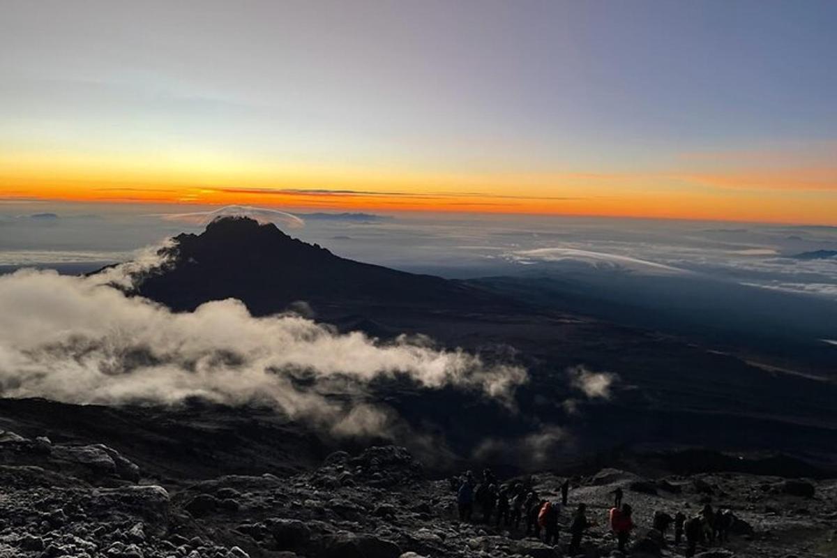 sekumpulan orang berdiri di atas gunung