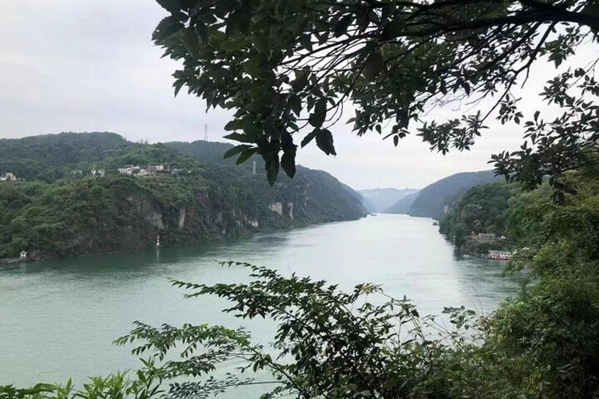 以山脉为背景的河流景观