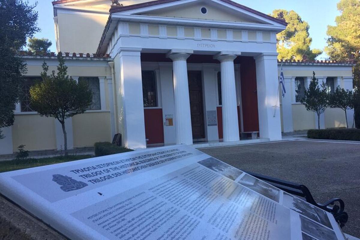 un rètol davant d'una casa amb un edifici