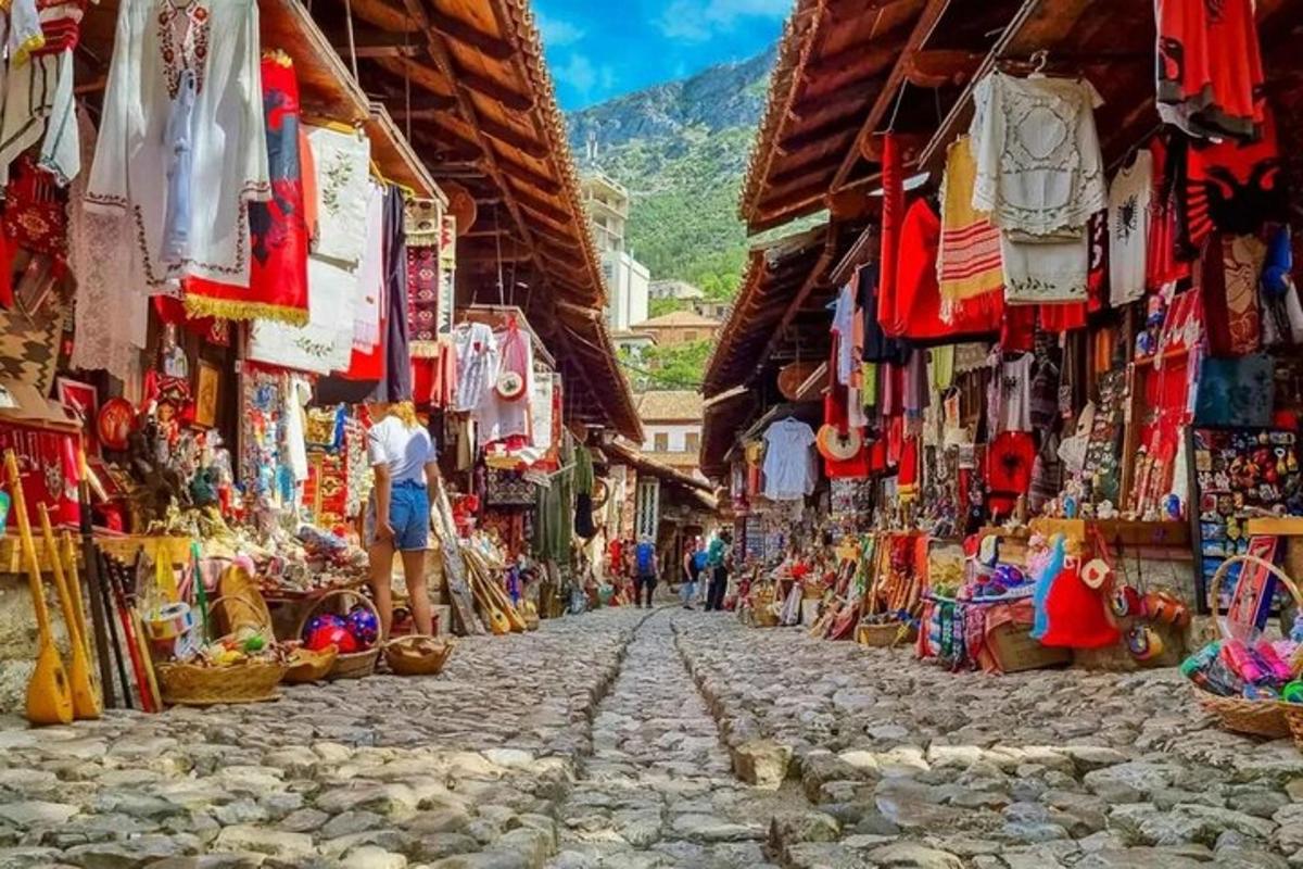 una strada acciottolata in un mercato con negozi di souvenir
