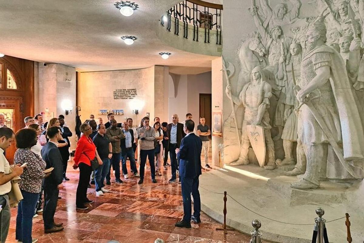 un gruppo di persone in piedi davanti a una statua