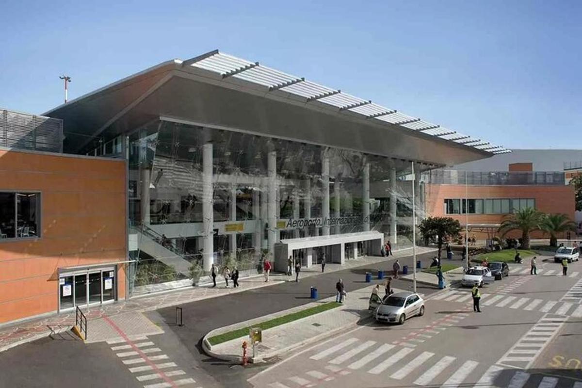 un grand bâtiment avec un parking devant