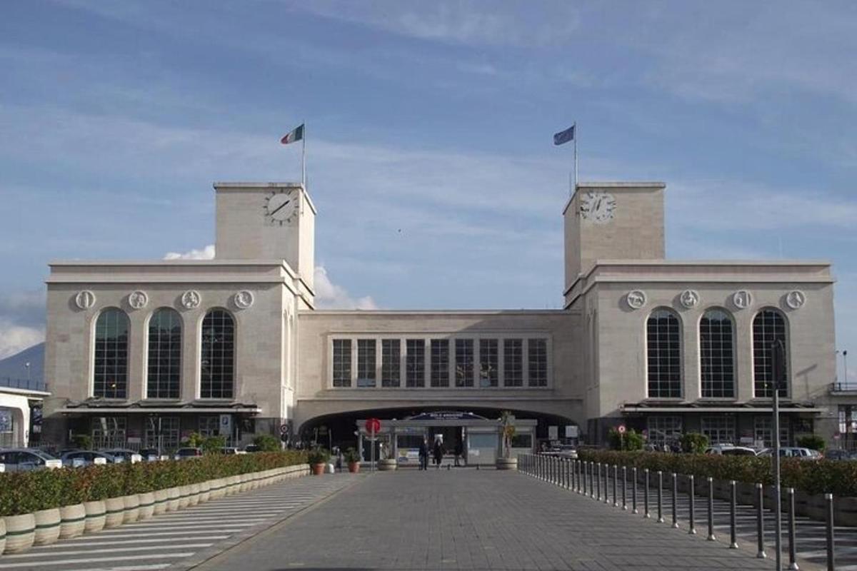um grande edifício com duas bandeiras no topo