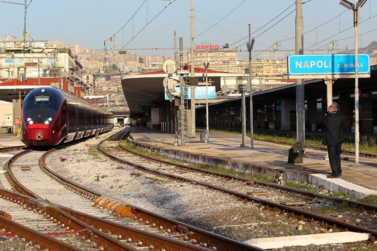 un train entre dans une gare