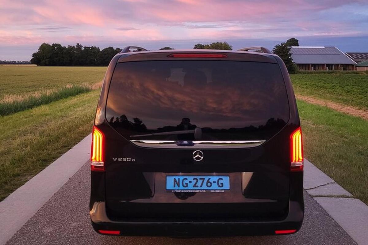 čierne auto je zaparkované na ceste
