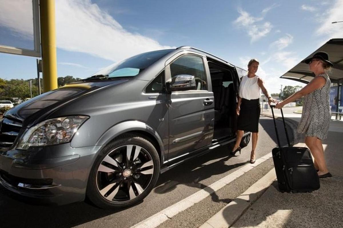 um homem e uma mulher saindo de um carro