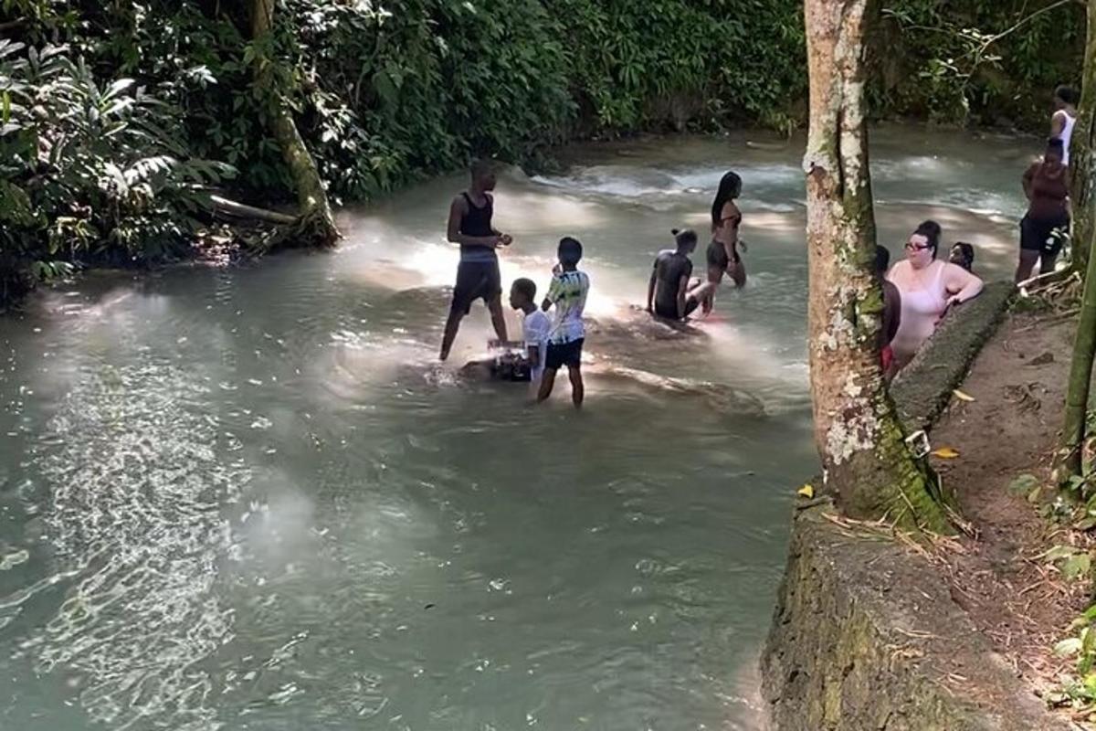 Un grupo de personas en el agua de un río.