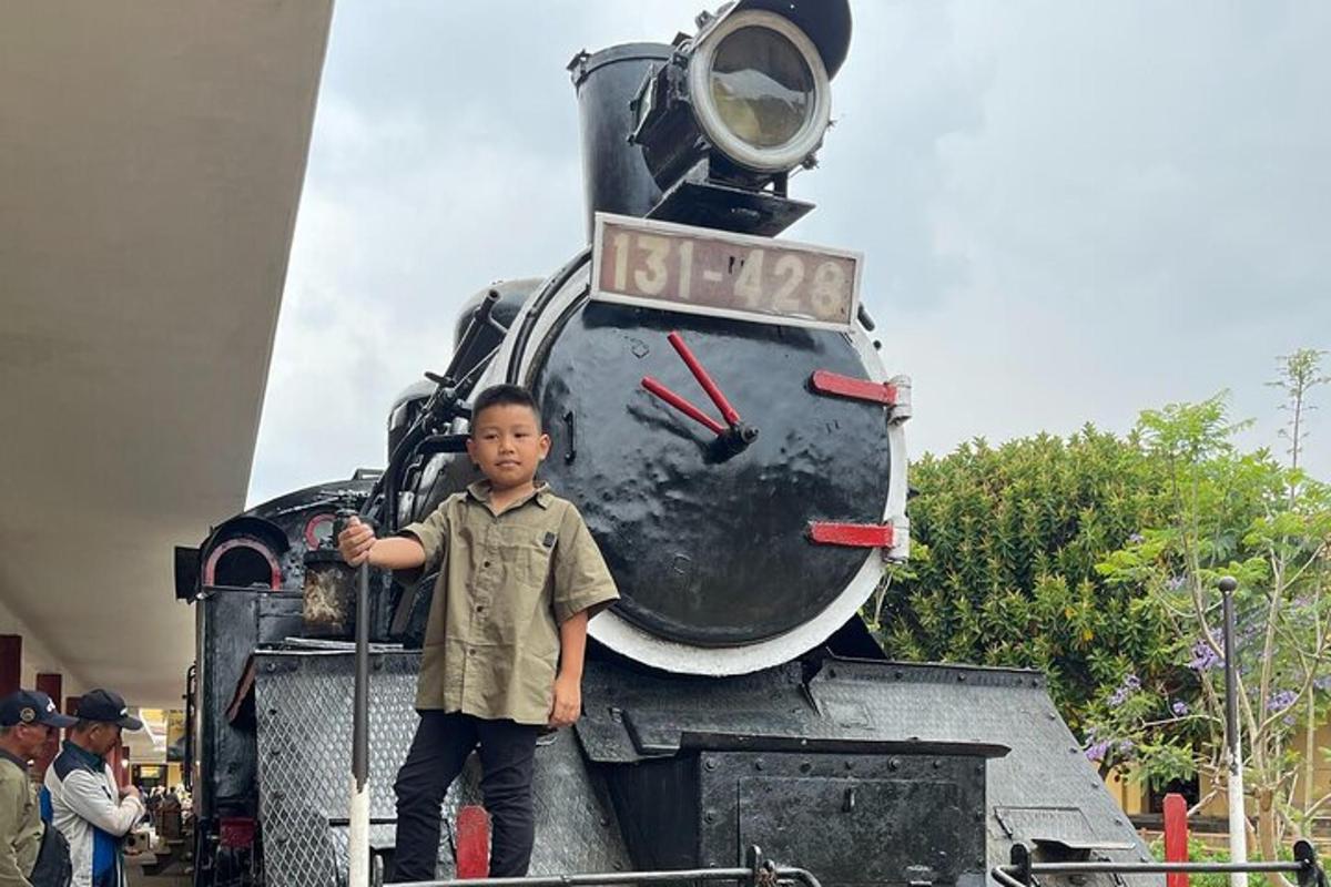 un noi jove dret davant d'un tren