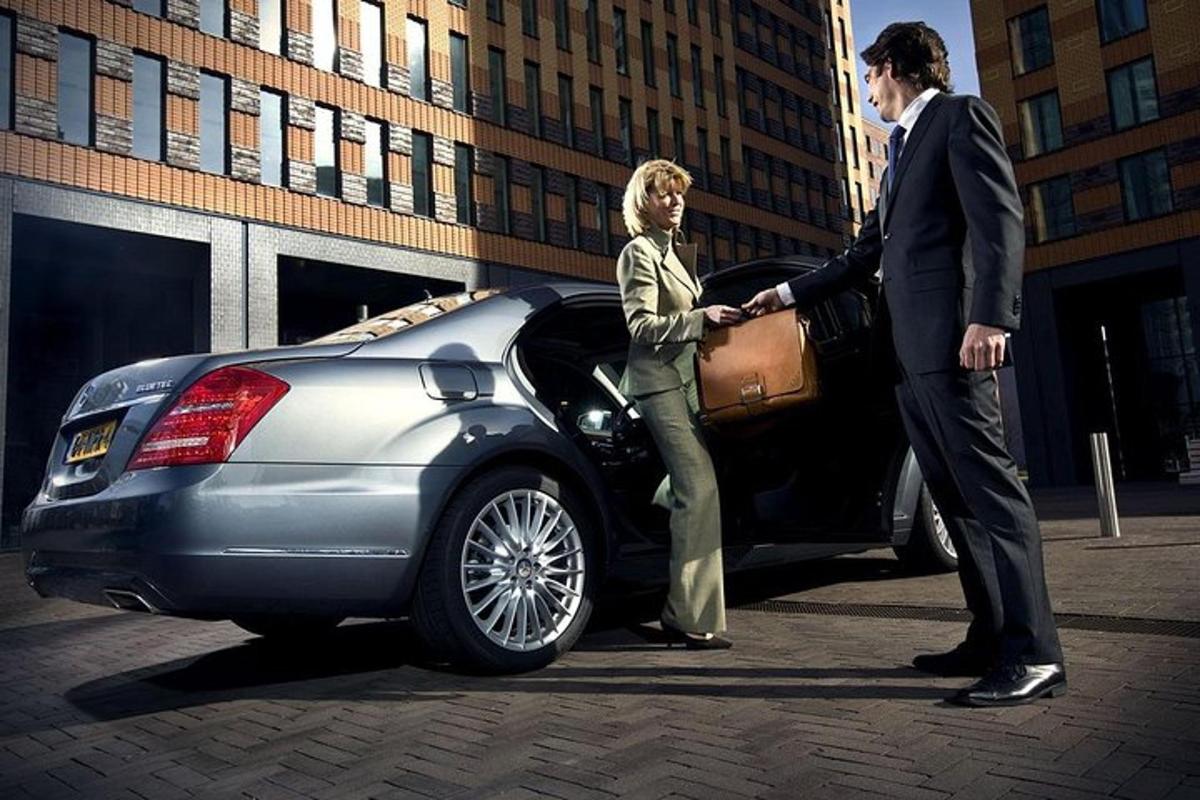 um homem e uma mulher parados ao lado de um carro