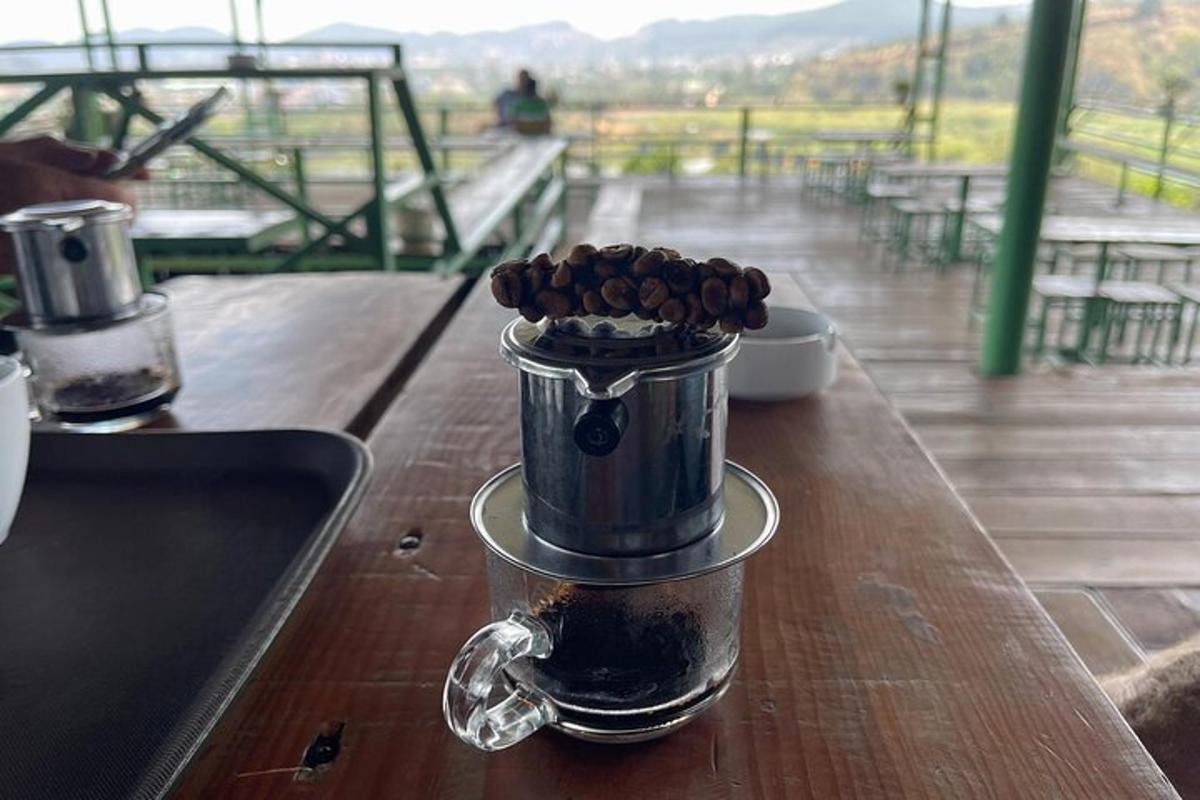 una tassa de cafè sobre una taula de fusta