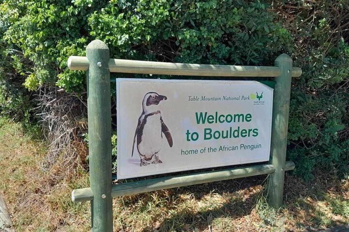 uma placa de boas-vindas aos Boulders Lords of the African Penguin
