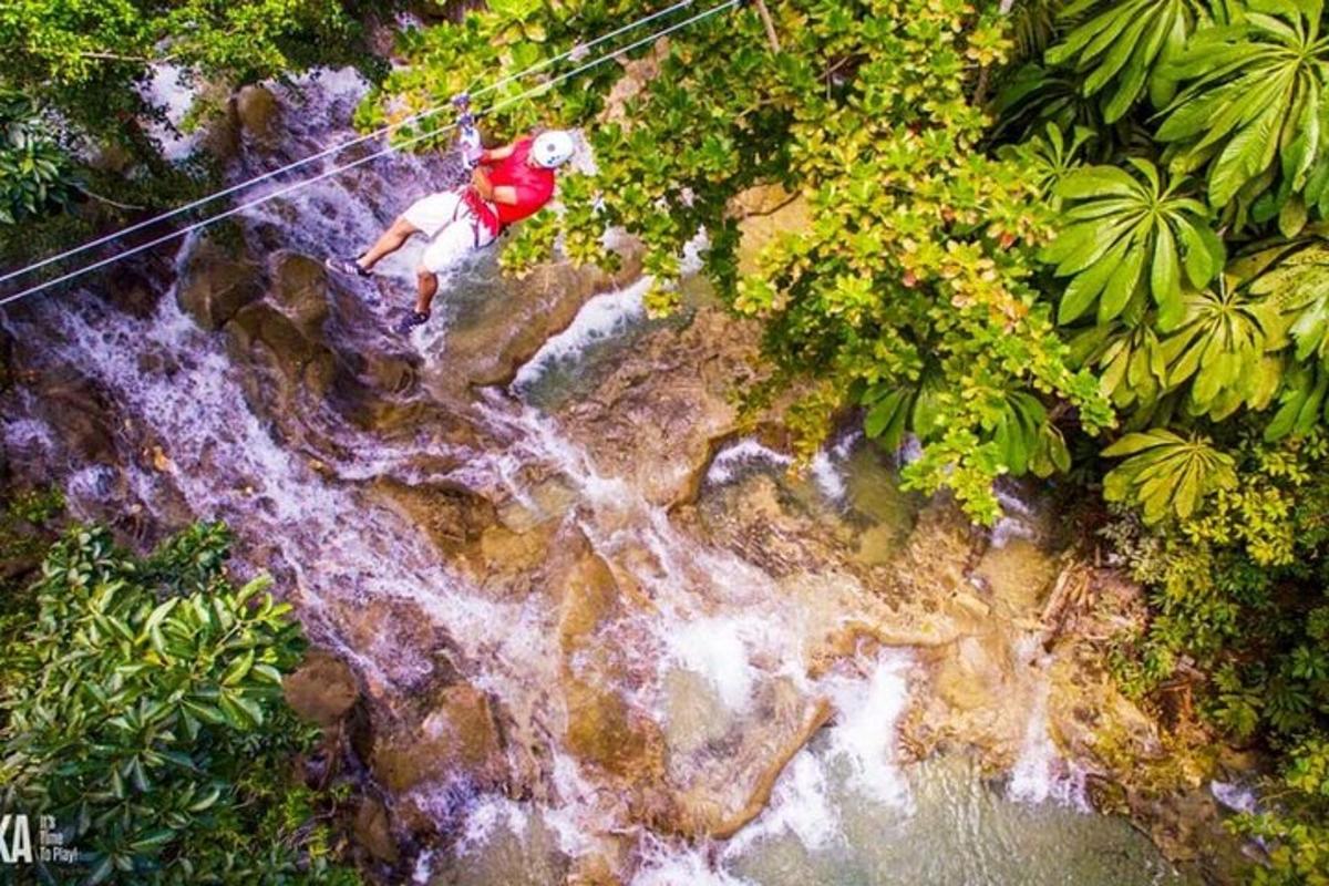 egy férfi zipline-on lovagol egy vízesésen