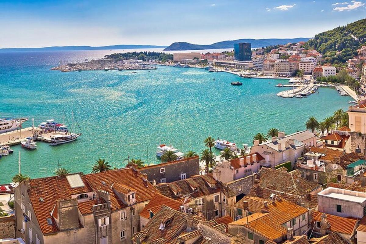 uma vista de um porto com barcos na água